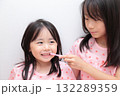 パジャマで歯磨きをする4歳と10歳の姉妹の女の子 132289359