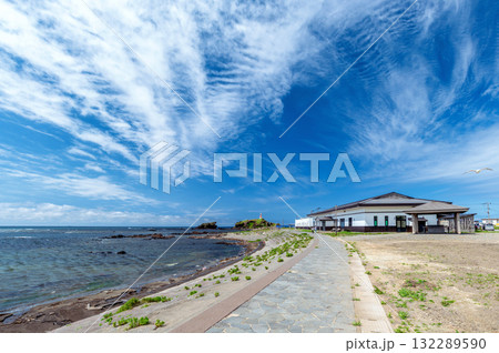 【青森県深浦町】弁天島の鳥居埼灯台の見える景色。道の駅ふかうら「かそせいか焼き村」は観光客に人気 【青森県深浦町】弁天島の鳥居埼灯台の見える景色。道の駅ふかうら「かそせいか焼き村」は観光客に人気 132289590