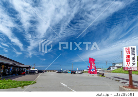 【青森県深浦町】鳥居埼灯台が見える道の駅「かそせいか焼き村」は観光客に人気。強風に注意 132289591