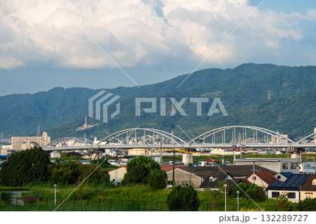 街中に現れた、川を横断する巨大な水管橋・水道橋 街中に現れた、川を横断する巨大な水管橋・水道橋 132289727