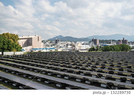 大阪市街地の太陽光発電パネルと遠くの山並み 大阪市街地の太陽光発電パネルと遠くの山並み 132289730