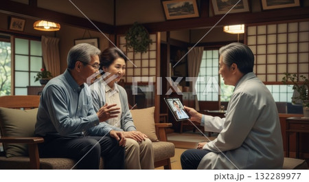 在宅医療でタブレットを用いるシニア夫婦 在宅医療でタブレットを用いるシニア夫婦 132289977