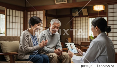 在宅医療でタブレットを用いるシニア夫婦 132289978