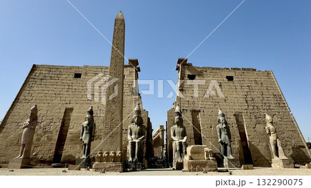 石像と塔が並ぶ古代神殿の正面風景・壮大な砂漠建築と観光テーマ 石像と塔が並ぶ古代神殿の正面風景・壮大な砂漠建築と観光テーマ 132290075