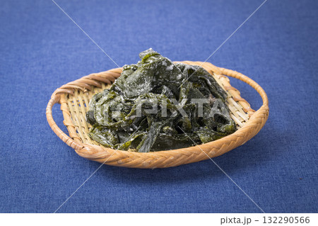 ザル盛りの塩蔵わかめ 132290566
