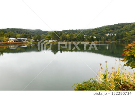 【茅野市　温水溜池　蓼科湖展望台から望む「蓼科湖」】 132290734