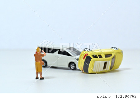 交通事故現場の写真を撮る女性 イメージ 交通事故現場の写真を撮る女性 イメージ 132290765