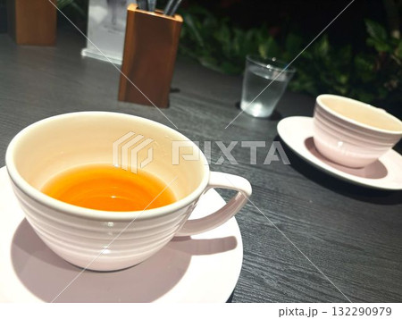 ティーカップに入った紅茶でカフェタイム 132290979