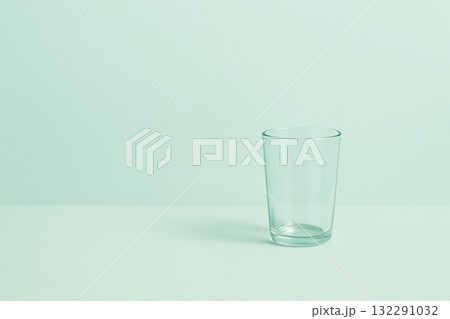 ソフトミントの背景に置かれた透明なグラス 132291032