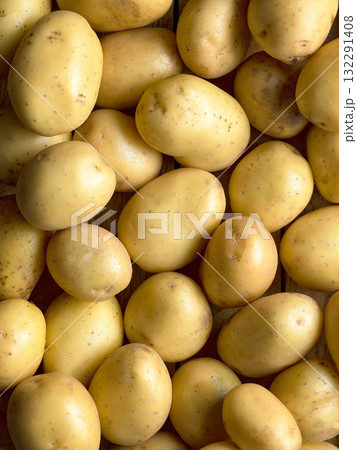 Raw yellow potatoes background Raw yellow potatoes background 132291408