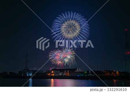 衣浦みなとまつり花火大会 花火と工場夜景 132291610