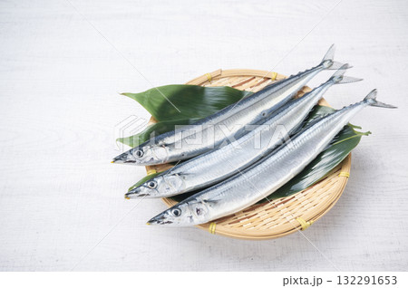 竹ざるに盛られた新鮮なサンマ 132291653