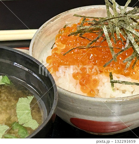 イクラ飯とみそ汁 イクラ飯とみそ汁 132291659