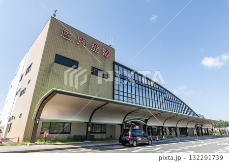 山形県酒田市　晴天の庄内空港ターミナルビル 132291739