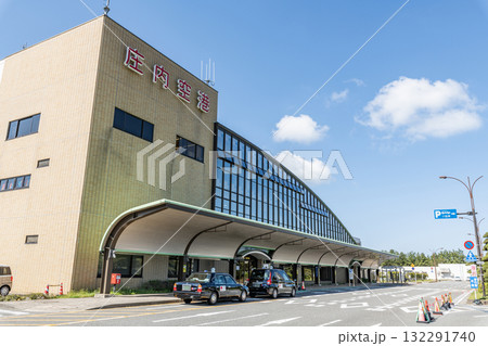 山形県酒田市　晴天の庄内空港ターミナルビル 132291740