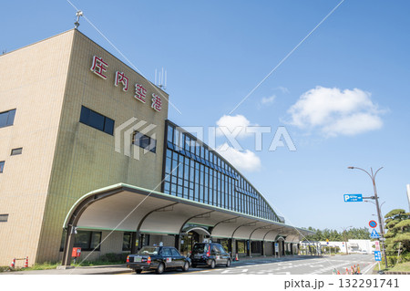 山形県酒田市 晴天の庄内空港ターミナルビル 山形県酒田市 晴天の庄内空港ターミナルビル 132291741