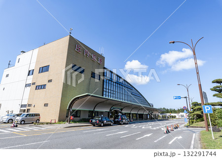 山形県酒田市 晴天の庄内空港ターミナルビル 山形県酒田市 晴天の庄内空港ターミナルビル 132291744