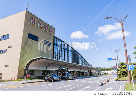 山形県酒田市 晴天の庄内空港ターミナルビル 山形県酒田市 晴天の庄内空港ターミナルビル 132291745