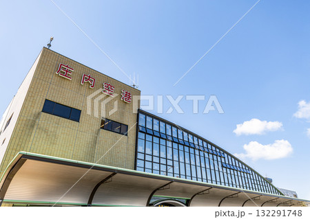 山形県酒田市　晴天の庄内空港ターミナルビル 132291748