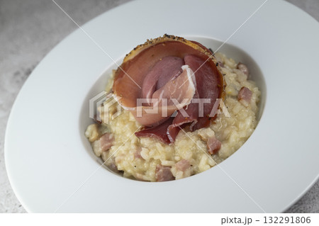 RECIPE FOR RISOTTO WITH BACON, MUSHROOMS, AND DRY-CURED HAM RECIPE FOR RISOTTO WITH BACON, MUSHROOMS, AND DRY-CURED HAM 132291806