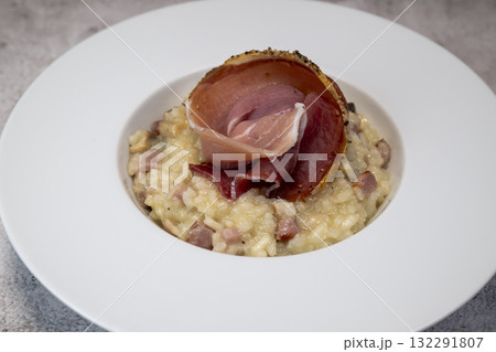 RECIPE FOR RISOTTO WITH BACON, MUSHROOMS, AND DRY-CURED HAM RECIPE FOR RISOTTO WITH BACON, MUSHROOMS, AND DRY-CURED HAM 132291807