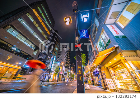 日本の東京都市景観 情緒漂う街。小雨が“舞う”情緒あふれる夜の神楽坂などを望む 日本の東京都市景観 情緒漂う街。小雨が“舞う”情緒あふれる夜の神楽坂などを望む 132292174