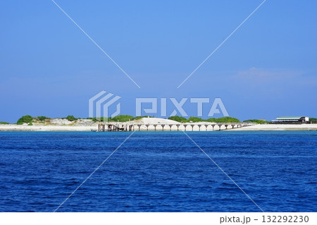 青い空と青い海の境に浮かぶ島　10月沖縄本島393ナガンヌ島・ケラマ諸島 132292230