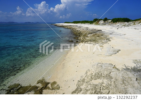 青い海と白いビーチが続く島　10月沖縄本島400ナガンヌビーチ・ナガンヌ島 132292237