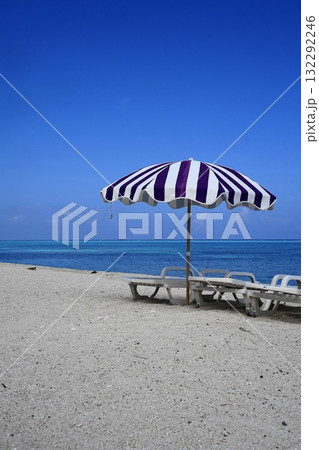 ビーチに置かれたパラソルと水平線 10月沖縄本島409ビーチとパラソル・ナガンヌ島 ビーチに置かれたパラソルと水平線 10月沖縄本島409ビーチとパラソル・ナガンヌ島 132292246