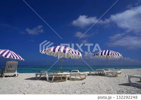 ビーチに置かれたパラソルと水平線　10月沖縄本島411ビーチとパラソル・ナガンヌ島 132292248