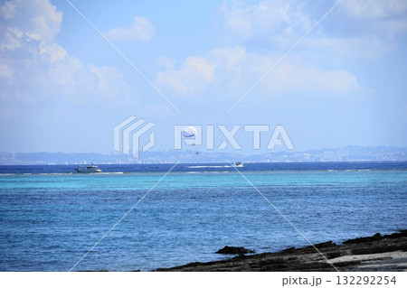南国の美しい海と空を楽しむパラセーリング 10月沖縄本島417ビーチとパラセーリング・ナガンヌ島 南国の美しい海と空を楽しむパラセーリング 10月沖縄本島417ビーチとパラセーリング・ナガンヌ島 132292254