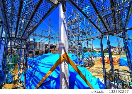 建設現場にある建設用の足場 建設現場にある建設用の足場 132292297