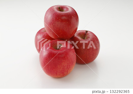 葉とらずサンふじ（青森県産）4個 132292365