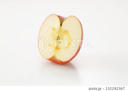 葉とらずサンふじ（青森県産）半分にカット 132292367