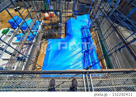 建前の建築現場の状況を足場の上から見た様子 建前の建築現場の状況を足場の上から見た様子 132292411