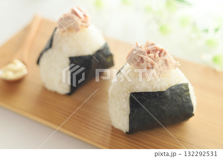 ツナマヨおにぎり ツナマヨおにぎり 132292531