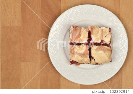 Redcurrant Meringue Cake Redcurrant Meringue Cake 132292914