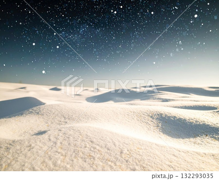 冬やスキー、ゲレンデのおしゃれなイメージ　夜に光を浴びてきらめく新雪とキラキラの光が美しい風景背景 132293035