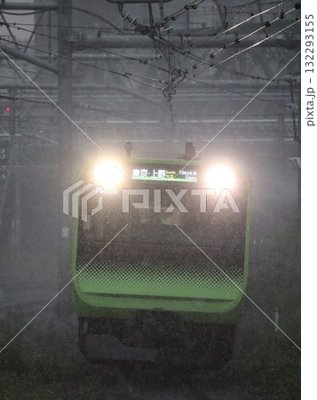 ゲリラ豪雨の中を走る山手線 132293155