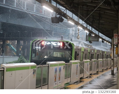 ゲリラ豪雨の中発車する山手線 ゲリラ豪雨の中発車する山手線 132293160