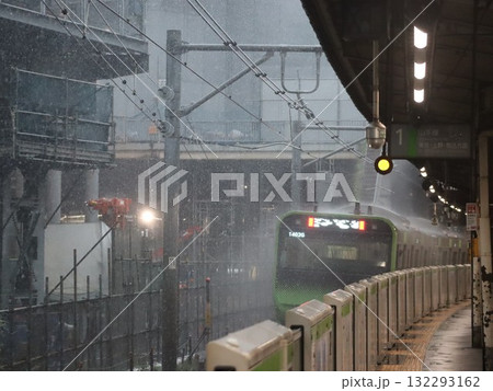 ゲリラ豪雨の中発車する電車 ゲリラ豪雨の中発車する電車 132293162