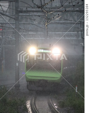 大雨の中走る山手線 大雨の中走る山手線 132293164