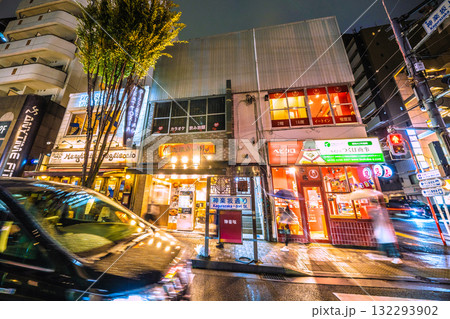 日本の東京都市景観 情緒漂う街。小雨が“舞う”情緒あふれる夜の神楽坂などを望む 日本の東京都市景観 情緒漂う街。小雨が“舞う”情緒あふれる夜の神楽坂などを望む 132293902