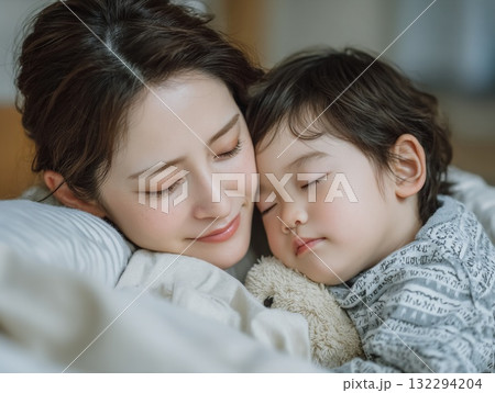 幸せな親子、眠る子供と寄り添う母親、愛情、安らぎの瞬間 132294204