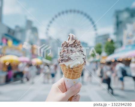 ソフトクリームと観覧車、夏の思い出を切り取る写真 132294280