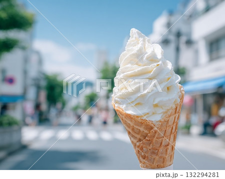 ソフトクリームと夏の街並み、青空が爽やかなイメージ 132294281
