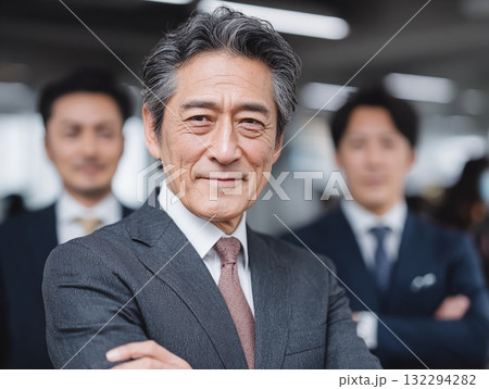 自信に満ちた眼差し、ベテランビジネスマンと部下たち、ビジネスシーン。 132294282