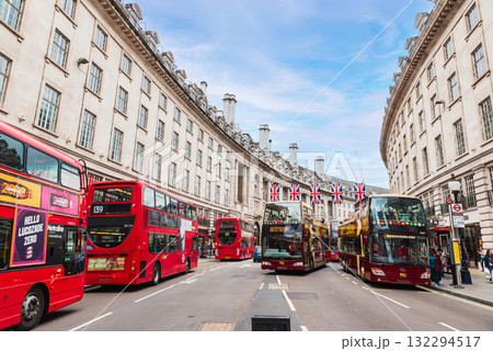 ロンドン中心街　ピカデリー・サーカス　※一部ソフトフォーカス 132294517