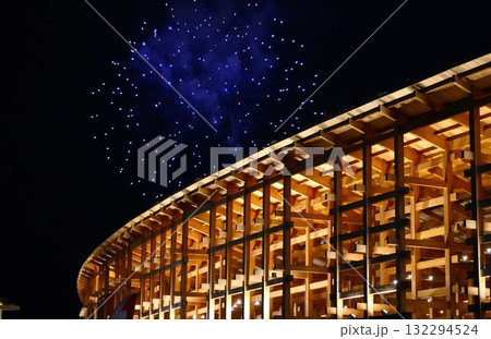 関西万博の大屋根リングと花火 132294524