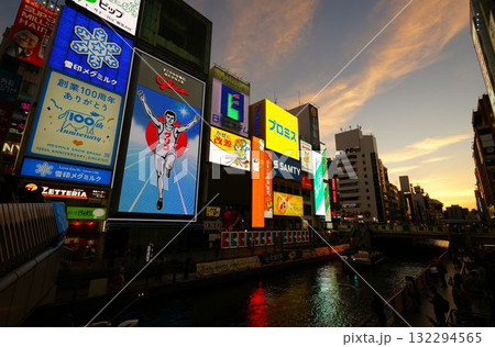 大阪・道頓堀のグリコサイン(夕方) 大阪・道頓堀のグリコサイン(夕方) 132294565